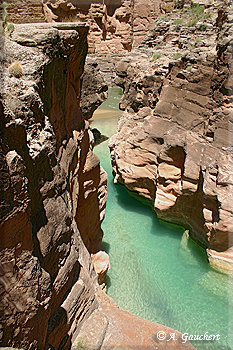 Flussabwärts